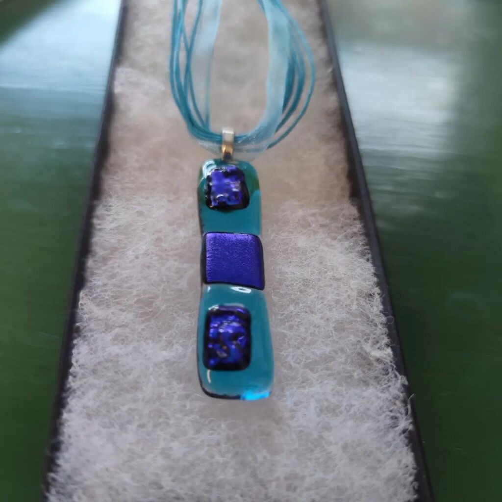 Ooh look at these beautiful necklaces!

They are #handmade #fusedglass with #dichroic accents. Made by a local #artisan 

#artisanjewellery #handmadejewellery #unique #uniquejewellery #oneofakind #no2thesame #localartist #localart #ledburylocalbusiness #ledbury #ledburyartis…