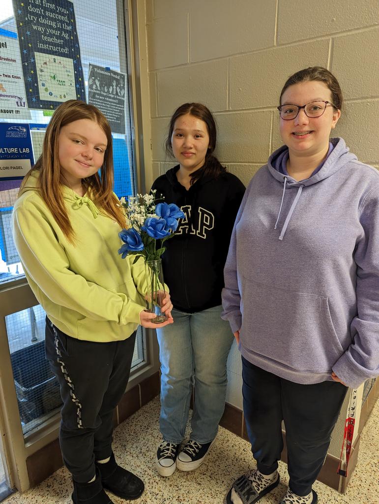 LPagel2017's tweet photo. Floral design class. Hands on learning in the CTE pathways. Happy Career and Technical Education Month! https://t.co/XEt4aC6opG