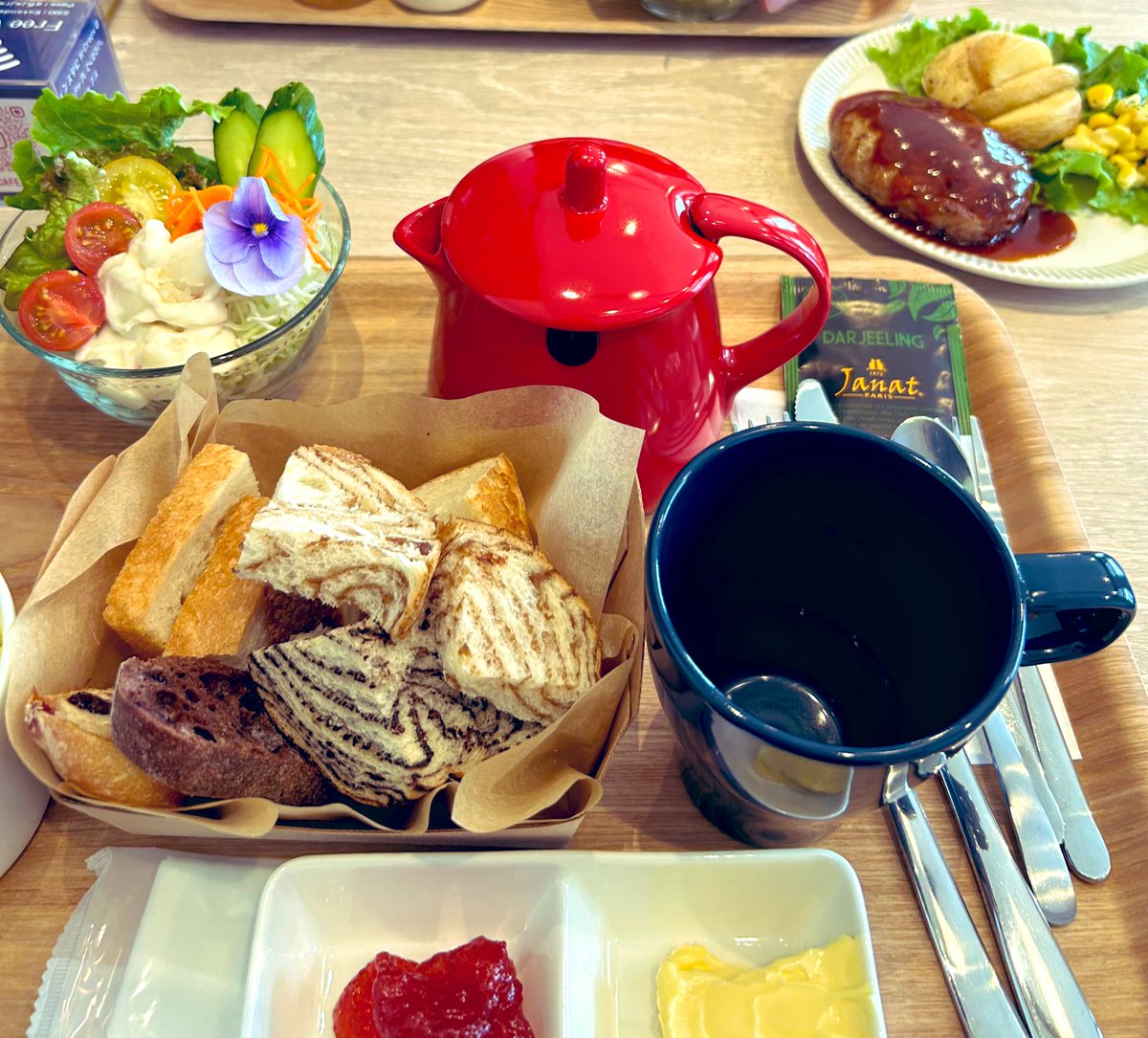 bou_blast's tweet photo. 今日はパンづくし。東区のパン屋さん
左っかわにパンプキンスープあるんだけど写ってなかった、、美味しかった、、！✨✨やはり焼きたてのパンは美味🍞 https://t.co/JDfgEPAB8U