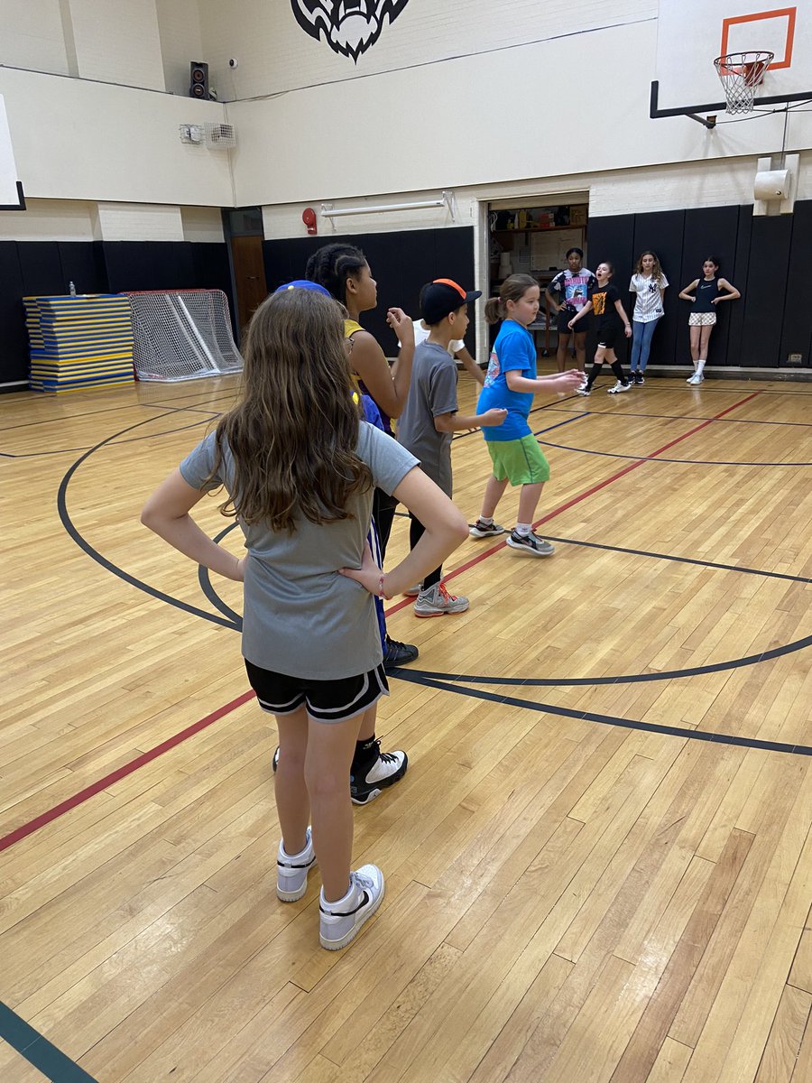 RobJanowitz_AP's tweet photo. Our MAS basketball teams are really working together as a team and having lots of fun. #newfriendships #teamspirit #sportsmanship #MASpride #MASnation #togetherness @MAS_WP @MAS_PTA @wplainsschools @DrJosephRicca #WPProud https://t.co/nCX4mIo1Jt