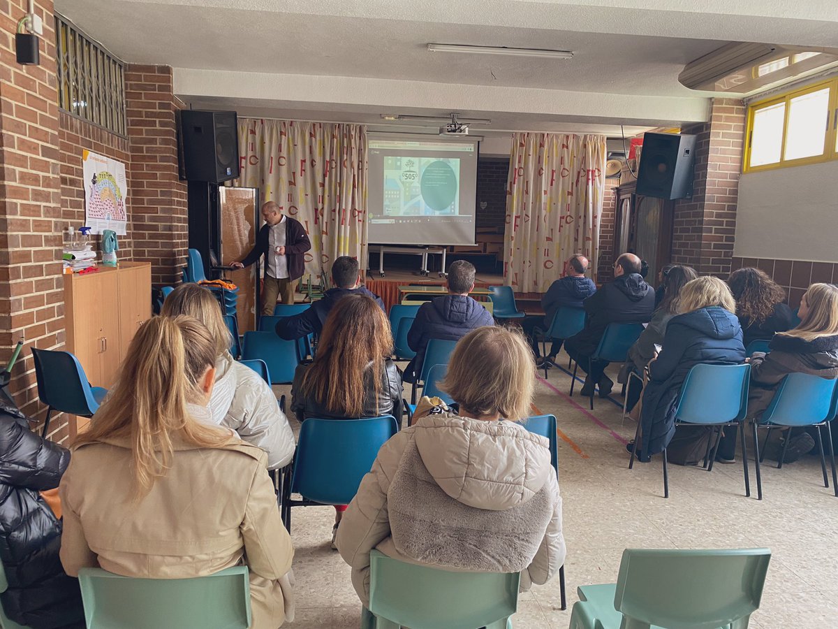 ErasmusLiderEsc's tweet photo. 🇪🇺🇵🇹🇪🇸José Antonio Lozano desde el IES Miguel Hernández de Alhama de Murcia comparte su experiencia con proyectos #ErasmusPlus y cómo ha cambiado la vida en su centro @innovaedum @Educarm @ProgramasRM @direcmur @sepiegob https://t.co/4SeGfvrWcY