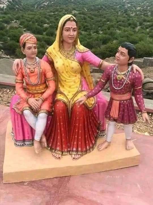 मेवाड़ राज्य की रक्षा हेतु अपने बेटे चंदन गुर्जर का बलिदान देने वाली माँ पन्नाधाय गुर्जरी के बलिदान दिवस पर उन्हें कोटि कोटि नमन ओबीसी महासभा परिवार की ओर से 

#जय_माँ_पन्नाधाय_गुर्जरी🙏🙏
