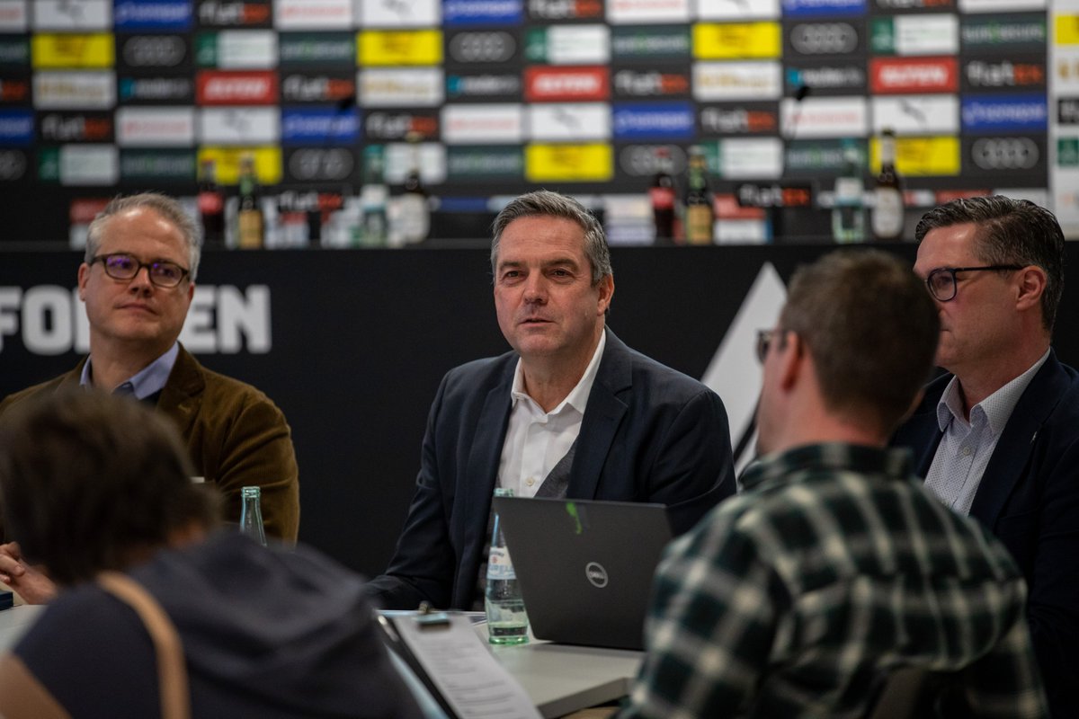 borussia's tweet photo. 🗣 Geschäftsführer Markus #Aretz:

"Wir haben uns für die nächsten Jahre anspruchsvolle Ziele gesetzt, um uns weiterentwickeln zu können. Transparenz ist ein zentraler Punkt des #ZNU-Standards für nachhaltigeres Wirtschaften."

#FohlenVerantwortung https://t.co/9PCBc8WPUF