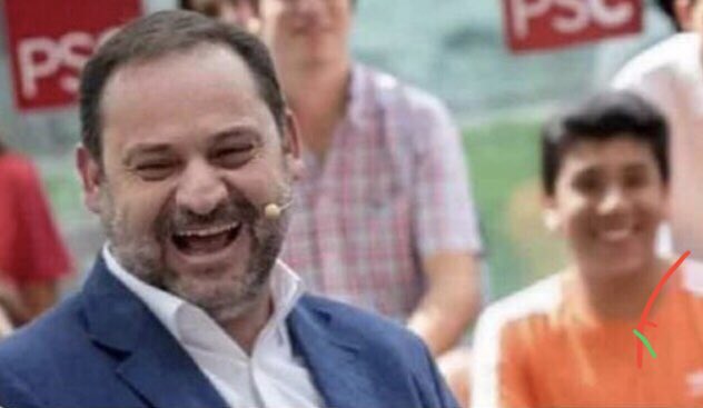 alatristeCapi's tweet photo. ¿Quien fue el «ninistro» que el 14-3-2019 firmó el contrato de los TRENES que no caben por los TUNELES?Pues si..fue el de «Las MALETAS de BARAJAS» si,aquellas de Delcy bolivariana y el JUEZ que ordenó DESTRUIR PRUEBAS.
Que no se olvide.
#QueTeVoteTxapote 
#SanchezAPrision 
@PSOE https://t.co/CfTmEhdRGq