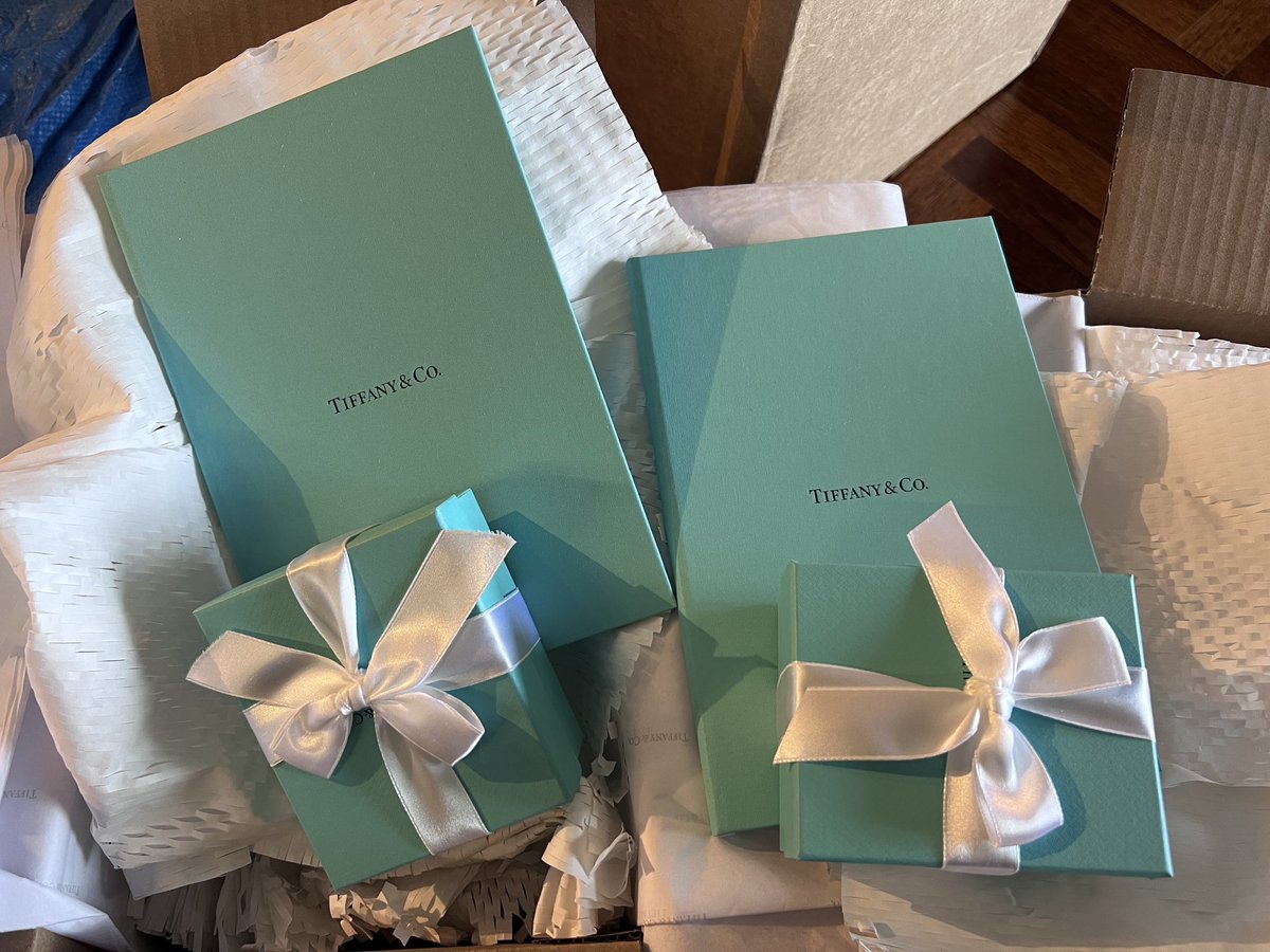 punk4246's tweet photo. Unboxing. 

@cryptopunks @NFTiffanyAndCo @alexarnault https://t.co/KpbYSy0aFN