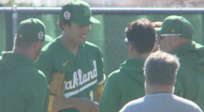 reo_naniwa's tweet photo. #デービッド・フォースト(#DavidForst)GM #マーク・コッツェイ(#MarkKotsay)監督 他フロントスタッフ等が大集合
その中 #藤浪晋太郎 は緊張する様子もなく直球スプリット スライダー カット シンカー カーブと持てる球種全てを投げ込み
40球を投げ終え #藤浪 は首脳陣と談笑
まずまずのキャンプ初投げ https://t.co/nH71EjthkK