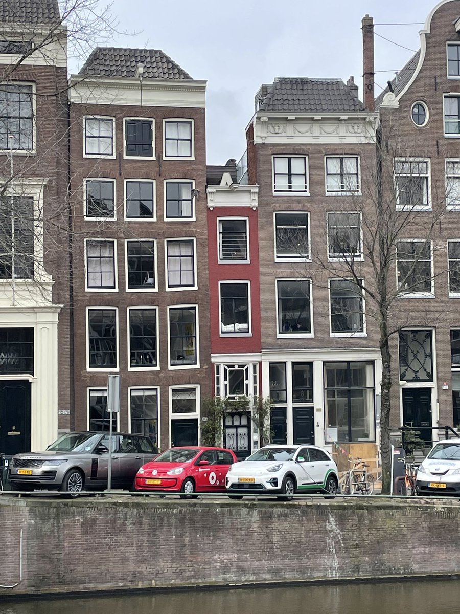 jrjbloom's tweet photo. The smallest house in Amsterdam. https://t.co/KRdbLg6toK