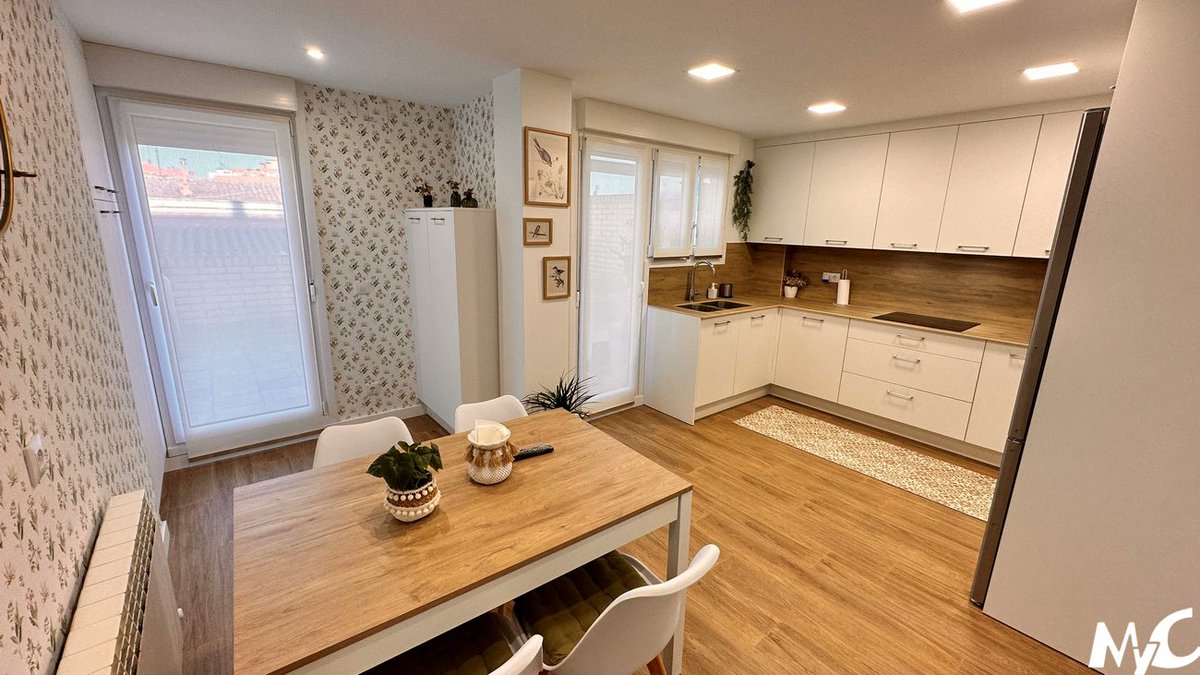 mycandosilla's tweet photo. Os presentamos una reforma integral, con la instalación de una cocina blanca mate en acabado fénix, antihuellas y encimera y frente cerámico en acabado laminam Legno Venecia.

Cosas a destacar: muebles ajustados a medida y terminados a techo, campana y lavavajillas integrados. https://t.co/g54FE7aRJT