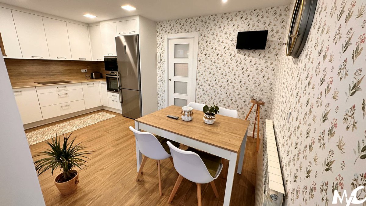 mycandosilla's tweet photo. Os presentamos una reforma integral, con la instalación de una cocina blanca mate en acabado fénix, antihuellas y encimera y frente cerámico en acabado laminam Legno Venecia.

Cosas a destacar: muebles ajustados a medida y terminados a techo, campana y lavavajillas integrados. https://t.co/g54FE7aRJT