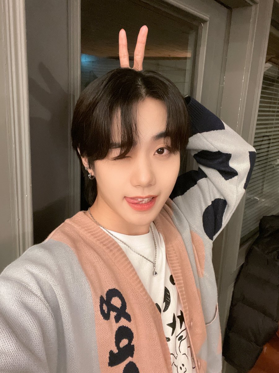 TRENDZ_OFFCL's tweet photo. [#하빛]

프렌드지~~저녁은 맛나게 먹었나영??😘

#FROM_TRENDZ #TO_FRIENDZ #TRENDZ #트렌드지 #하.금.선 #좋아하는 #색조합 #분홍색이랑무채색 #헿 https://t.co/X8eyMbvroC