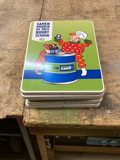 Project #Buurtbakken is één van de eerste projecten van #TielTipTop en zal komende week uitgebreid worden in Tiel-West. Rondom het <a href="/Lingecollege/">Lingecollege</a> en langs de snoeproutes zullen onze Buurtbakken (incl. hondenhaltes en campagneborden) worden geplaatst. 🤟🏻