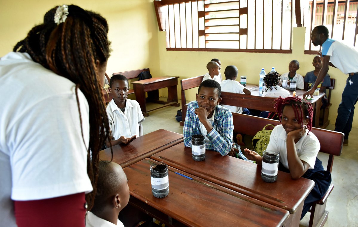 FondationSBO's tweet photo. Il est essentiel de sensibiliser les enfants, de manière positive, à la protection de l'environnement en leur apprenant des petits gestes quotidiens qui sont bons pour la nature.
#FSBO #Gabon #ENSB https://t.co/I3abhb5LK3