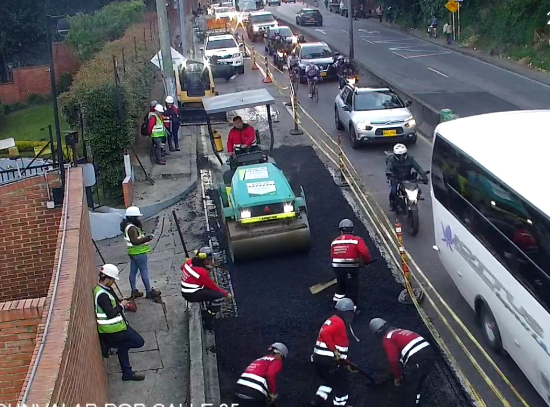 BogotaTransito's tweet photo. 📢ATENCIÓN 

🚧#AEstaHora Se tiene cierre del carril derecho de la Av. Cirvunvalar con calle 84, por obras de mantenimiento vial que se adelantan en la zona.  ⚠️Se genera alta congestión vehicular en el descenso de La Calera y sobre la carrera  Séptima hacia el sur. https://t.co/4Tcs9MjV0W