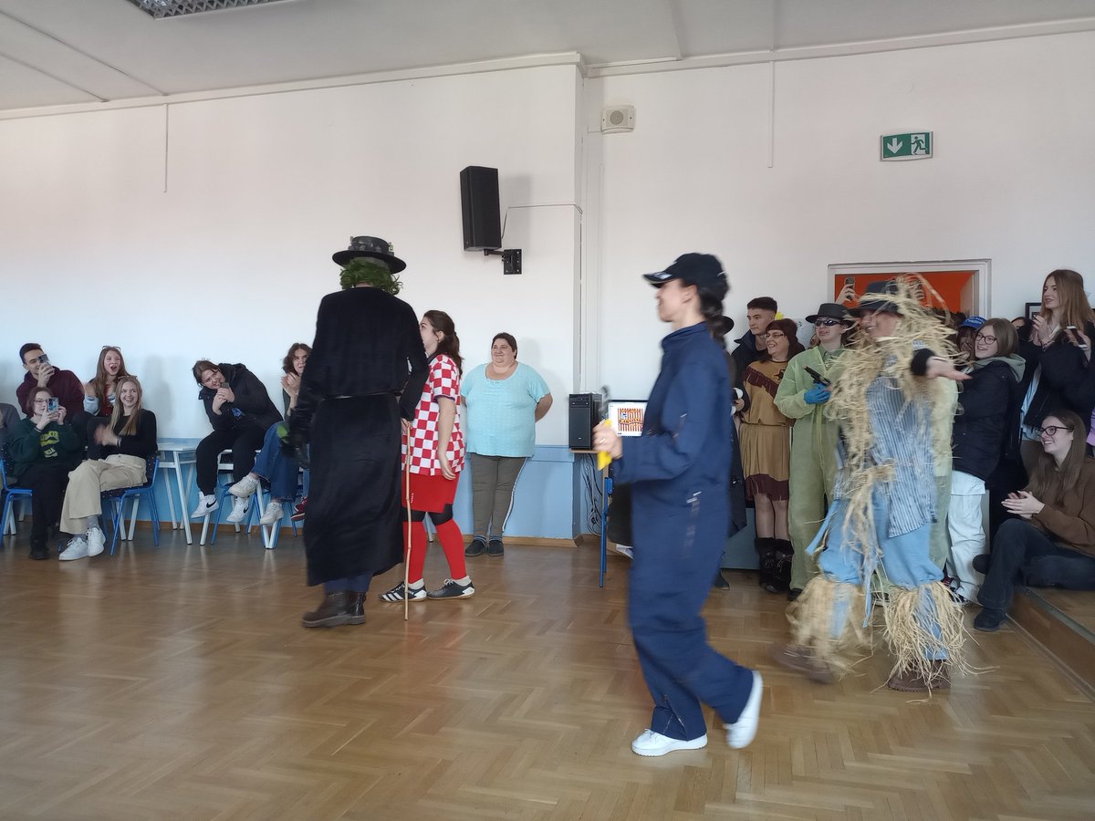 oppzgz's tweet photo. Carnaval en el Ivan Supek. Disfraces y krafna (dulces típicos de carnaval) en el recreo. @IESCLARACR @erasmusIESccr @io3z @sepiegob @RedEvolucionAr https://t.co/kQ7X2kl4DQ