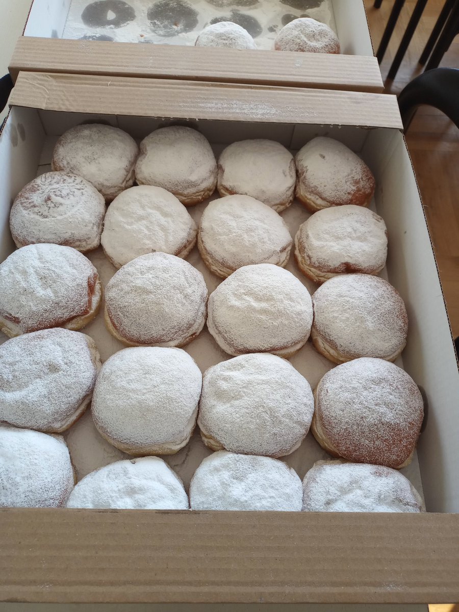 oppzgz's tweet photo. Carnaval en el Ivan Supek. Disfraces y krafna (dulces típicos de carnaval) en el recreo. @IESCLARACR @erasmusIESccr @io3z @sepiegob @RedEvolucionAr https://t.co/kQ7X2kl4DQ