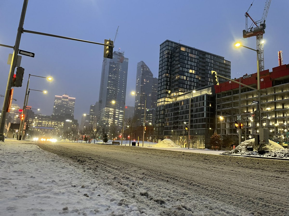 Chaussée complètement couverte par endroits, parfois partiellement enneigée, mais en tout temps glissante! Plusieurs sorties de routes sur l’ensemble du réseau ce matin. Réduisez la cadence. Pistes cyclables et trottoirs encore enneigés…prudence ce matin! <a href="/Toutunmatin/">Tout un matin</a> ✌🏻