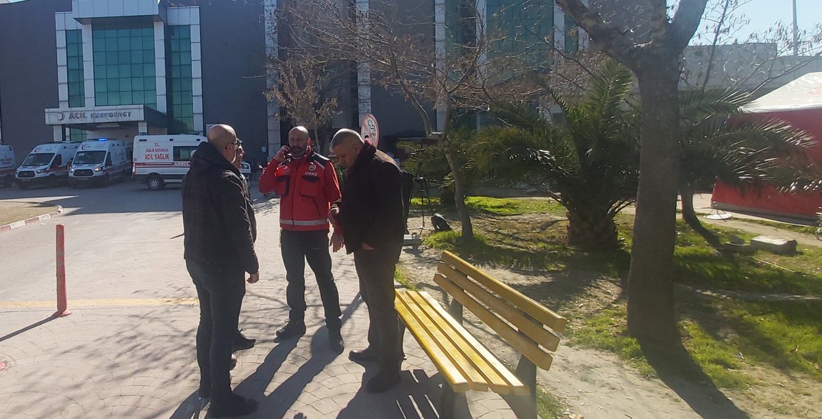 Depremin vurduğu Hatay İl'imizdeyiz.
Bu yaraları birlikte saracağız.

Sağlık çalışanı arkadaşlarımızı ziyaret ediyoruz. Her manada yalnız olmadıklarına yönelik irademizi ortaya koyuyoruz.