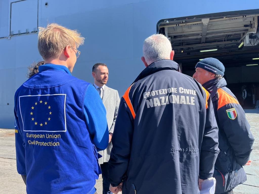 🇮🇹 ship, carrying tents via the #EUCivilProtectionMechanism for Syrians affected by the earthquake, has arrived in Beirut. Now this assistance will continue into Syria. 

Earlier this week, same🚢 made a stop in Türkiye to deliver a mobile hospital to treat those injured in 🇹🇷.