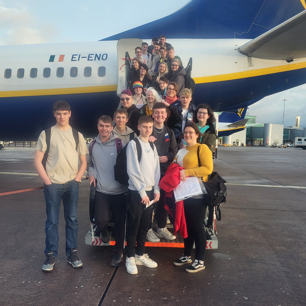 ECTsAffinityLP's tweet photo. Pingle Year 11 @deferrerstrust flying off to Bareclona at 8.30am #mathstrip ⭐️⭐️Happy Days https://t.co/gufXvFpoQS