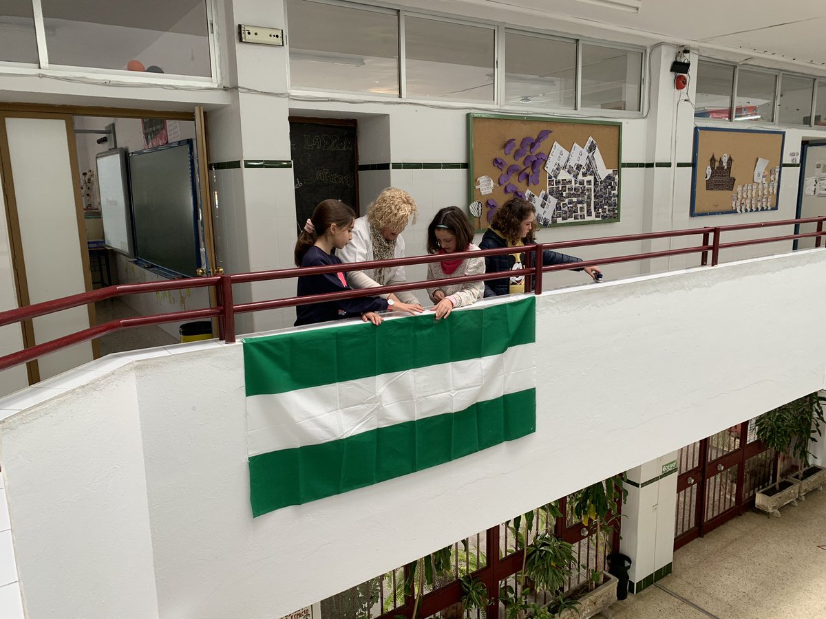 Nuestro centro se viste de blanco y verde, por dentro y por fuera. Viva Andalucía!!!#Andalucia #CEIPBlasInfante #educacion <a href="/EducaAnd/">Consejería Desarrollo Educativo y FP</a>