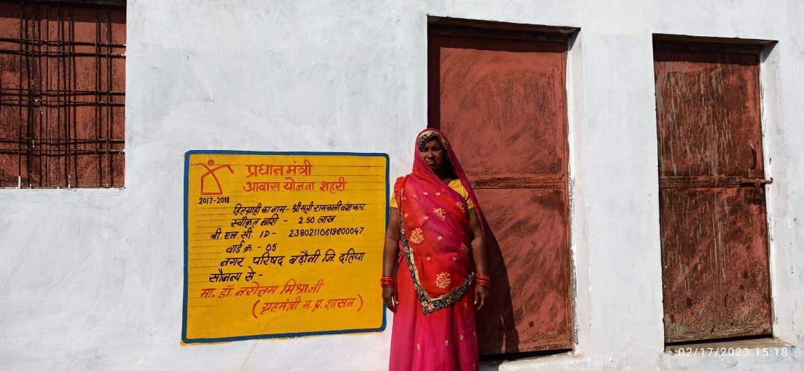 UADDGwalior's tweet photo. प्रधानमंत्री आवास योजना शहरी महिलाओं के सशक्तिकरण का प्रतीक बन गई है बडोनी नगर परिषद के #PMAYUrbanMP के अंतर्गत महिलाओं को अपना घर मिला है। इस योजना के माध्यम से महिला लाभार्थी स्वयं को मजबूत और गौरवान्वित महसूस करती है #HousingForAll #Mohua #SabkoAwasMP #PMAY_MP #JansamparkMP https://t.co/Wm4WCI8K5A