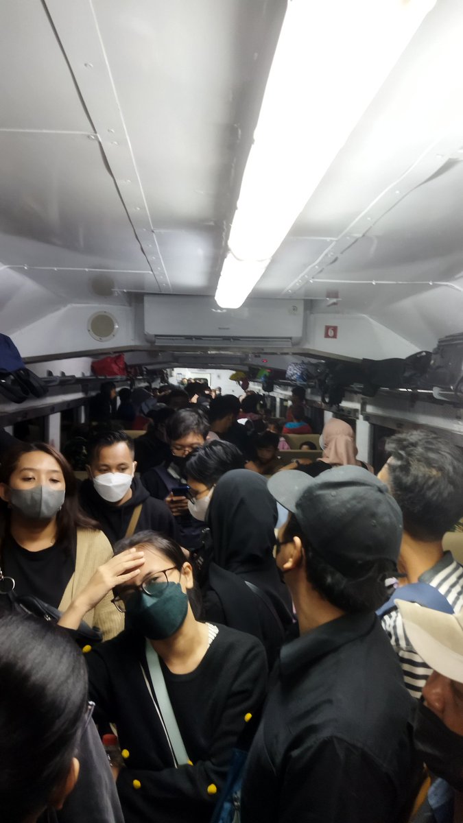 Halo <a href="/KAI121/">Kereta Api Indonesia</a> saran aja kalo tiket udah gada tempat duduk bisa di soldout aja ya, ini kereta Dhoho penataran ada rombongan TK penuh jadinya, desek desekan 🙏🏻