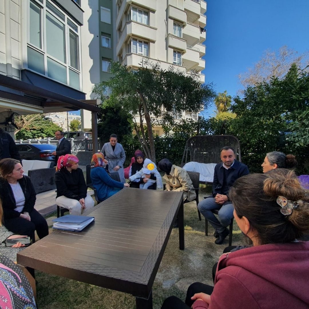 belginuygur10's tweet photo. 📍 Muratpaşa / Antalya 
İstanbul Üniversitesi Konuk Evi'nde misafir edilen depremzede kardeşlerimiz ile bir aradayız. 
Antalya'mızın sıcak havasının ruhumuzu da ısıtmasını diliyor, gönüllere dokunmak için var gücümüzle çalışıyoruz.
#TürkiyeTekYürek https://t.co/cVsSYBlEGi