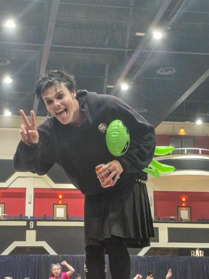 lissietup's tweet photo. Dom is the sweetest human. For anyone going to see him on tour, your in for a fucking treat! Hands down the best show I’ve been to. A little tip, hang around after the show.. he may or may not pop out to say hi! @yungblud Incredible show dude! 🙌 #yungbludtour #YUNGBLUDCardiff https://t.co/MiDQjtgGyC
