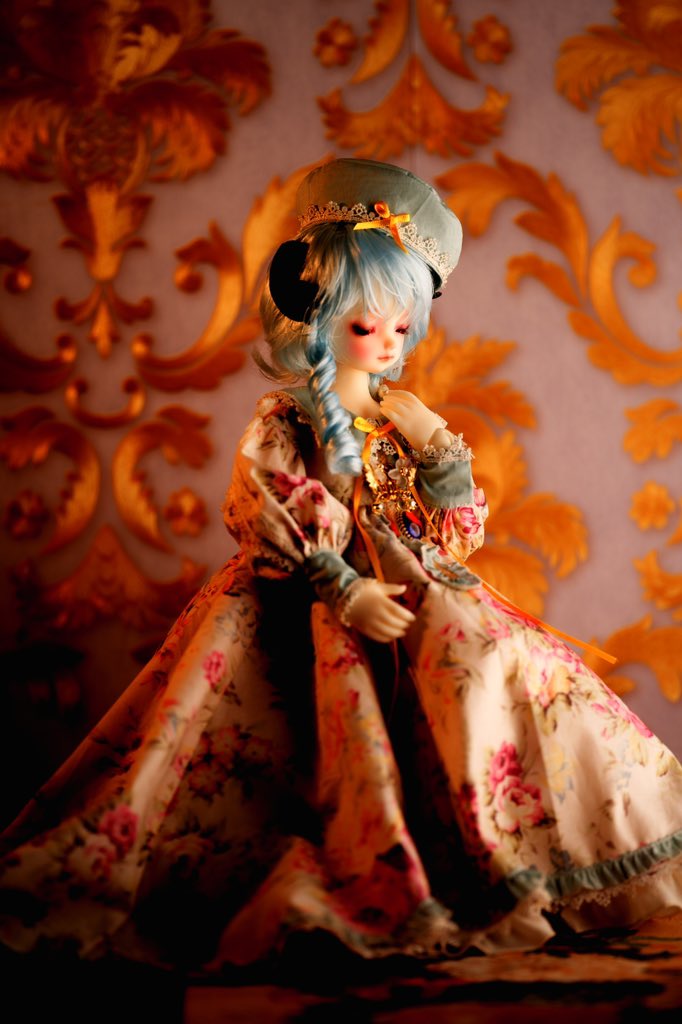 risetu_doll_tra's tweet image. SDMの子をお迎えすると決めた際に、ancienne様のスコラカントルムのドレスを着せてあげるという事だけは決めていました。

今回、運良くこのドレスとご縁をいただき、着せてあげることができました。

 ドレス: #ancienne
 アクセサリー : #花畑にこ
ウィグ : #DeeRibbonWig
角 : #khemdoll