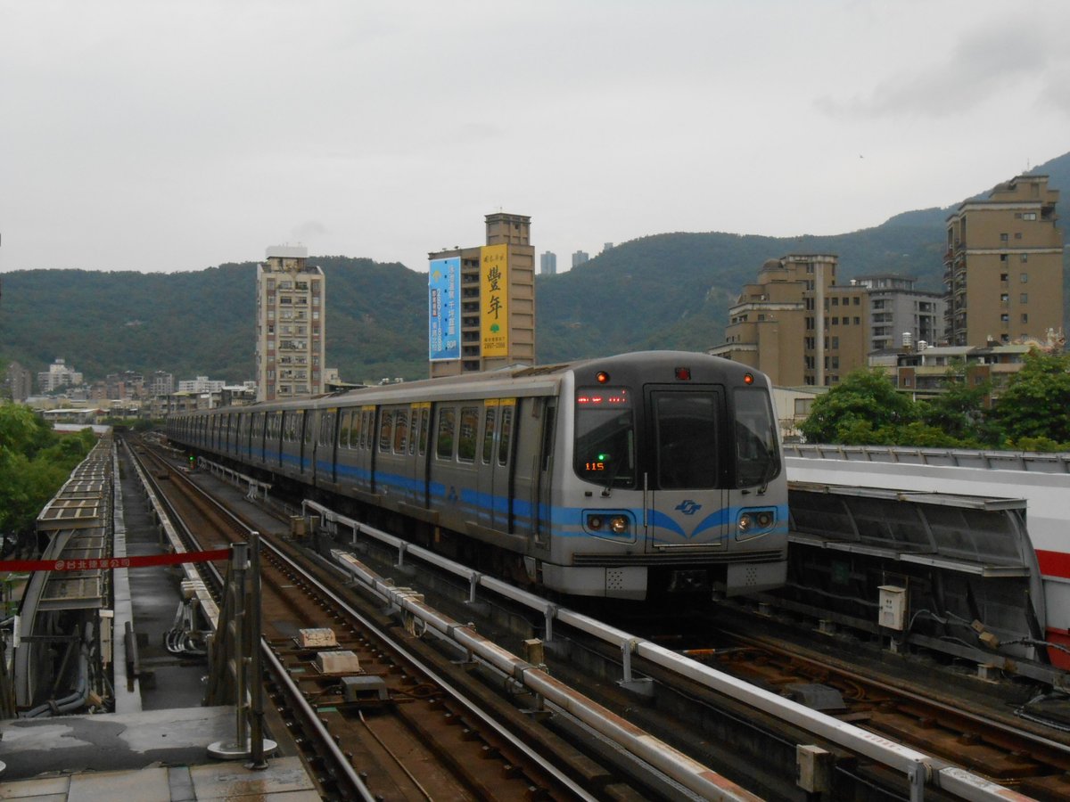 #このツイートを見た人は何でもいいから地下鉄を上げる 
北投に入線する、台北捷運・淡水新義線C381系。