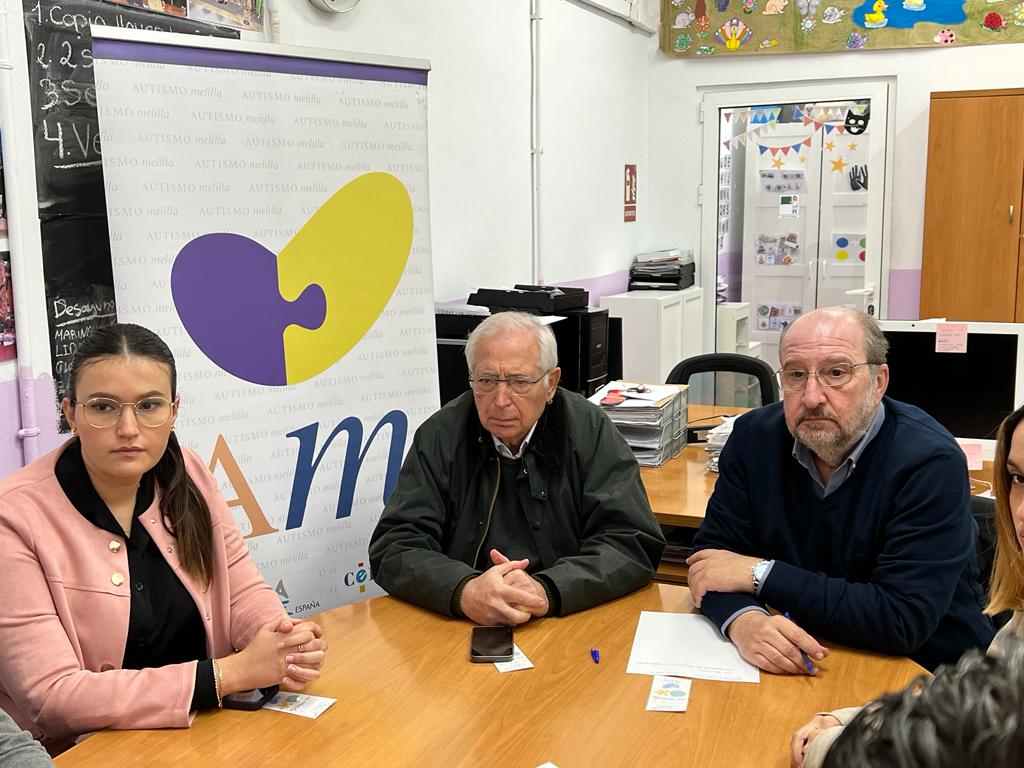 (Avance).<a href="/PPMelilla/">PP Melilla</a> se reúne a esta hora con los responsables de <a href="/AutismoMelilla/">Autismo Melilla</a> en su sede y, a continuación, hará lo propio con <a href="/asoc_teama/">TEAMA</a>. A la reunión han asistido su presidente <a href="/imbrodamelilla/">Juan José Imbroda</a> y los también diputados <a href="/mangelquevedo/">Manuel A. Quevedo</a> y <a href="/danielventurari/">Daniel Ventura Rizo</a>.