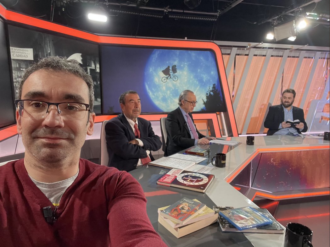 danipr77's tweet photo. ¿Y esta noche? 
Pues esta noche tienes #PlanetaProhinido en @Classics_Garci a las 22:00 en @TRECE_es.  Con @confecinepata, #LuisAlbertodeCuenca y un servidor.
¡¡¡Canela en rama amigos!!! https://t.co/Zx1e3tkuGp