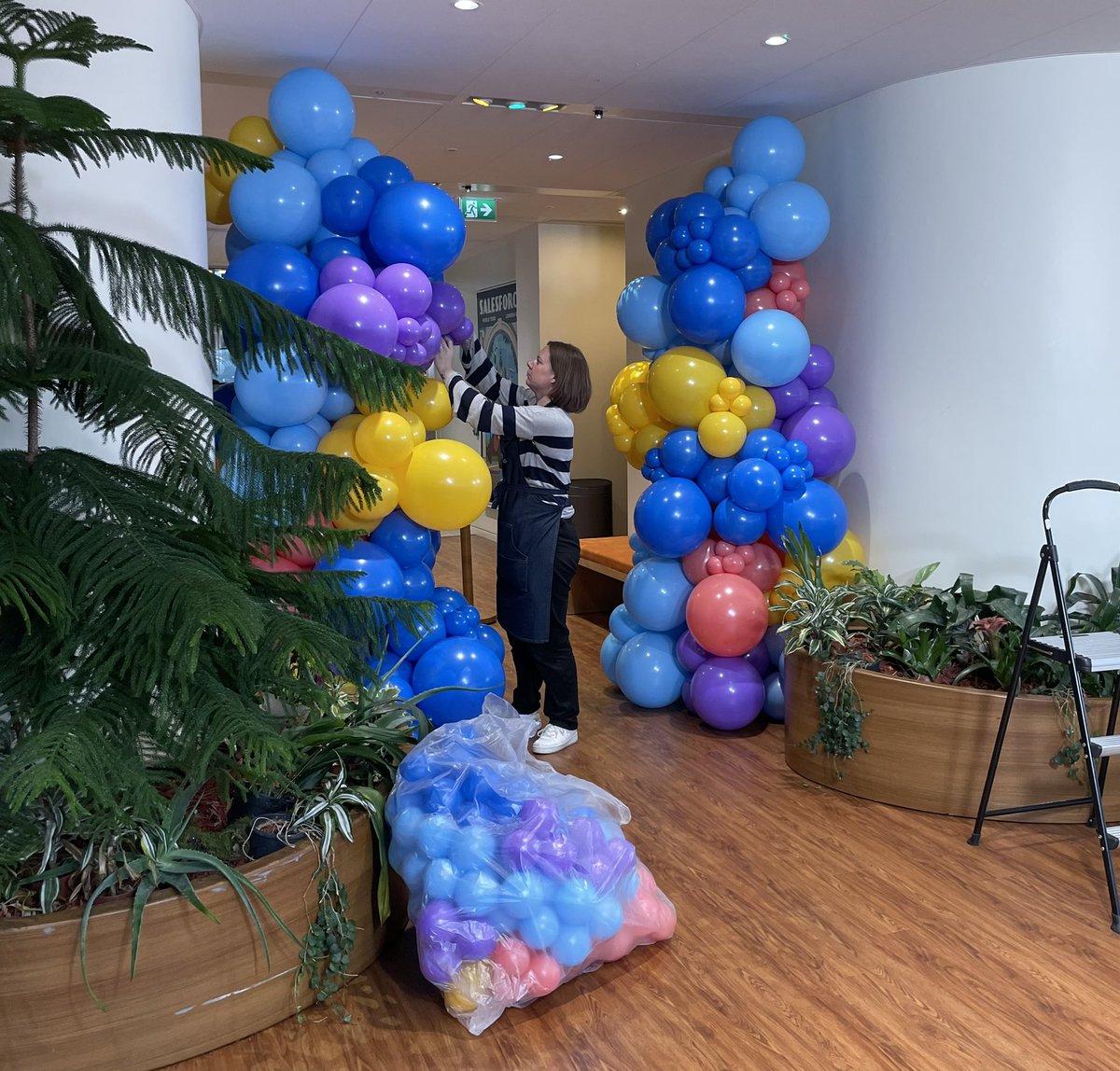 Back with Salesforce 🎈😍

We love working in new spaces that challenge our ideas and creativity, especially working around props and statement furniture. 

We can’t get enough of this colour palette too 🎨

Thank you #salesforce 

#corporateevents #corporateeventplanner