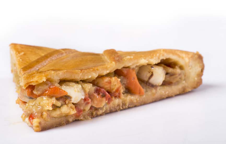 La empanada es uno de los platos más típicos de la gastronomía gallega. ¿Ya has probado la de zamburiñas o de lacón con grelos? ¡Son deliciosas! #GastronomíaGalicia #EmpanadaGallega