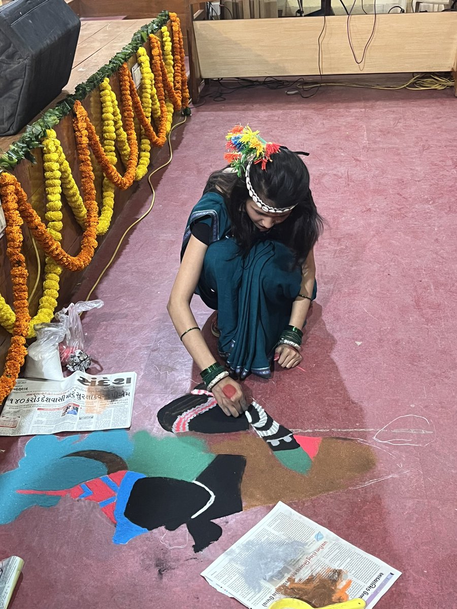 Abhishe08418891's tweet photo. राष्ट्रिय एकता शिविर, आनंद के पहले  दिन छत्तीसगढ़ की टीम द्वारा सांस्कृतिक कार्यक्रम मे छत्तीसगढ़ी  लोक नृत्य की प्रस्तुति दी गई| पहले दिन की गतिविधिया योग, सांस्कृतिक रैली,अकादमी सत्र, एवं सांस्कृतिक कार्यक्रम हुए https://t.co/fpJy7jGcFV