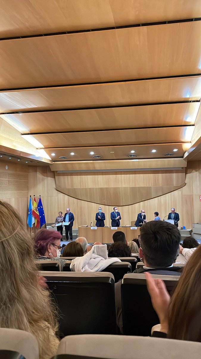 Estou nun acto de homenaxe a sanitarios xubilados e o máis bonito é ver á xente subir polos diplomas mentres o resto adivina as dolencias:
- Ai, Suso coxea, mira
- Si, vai coxeando si