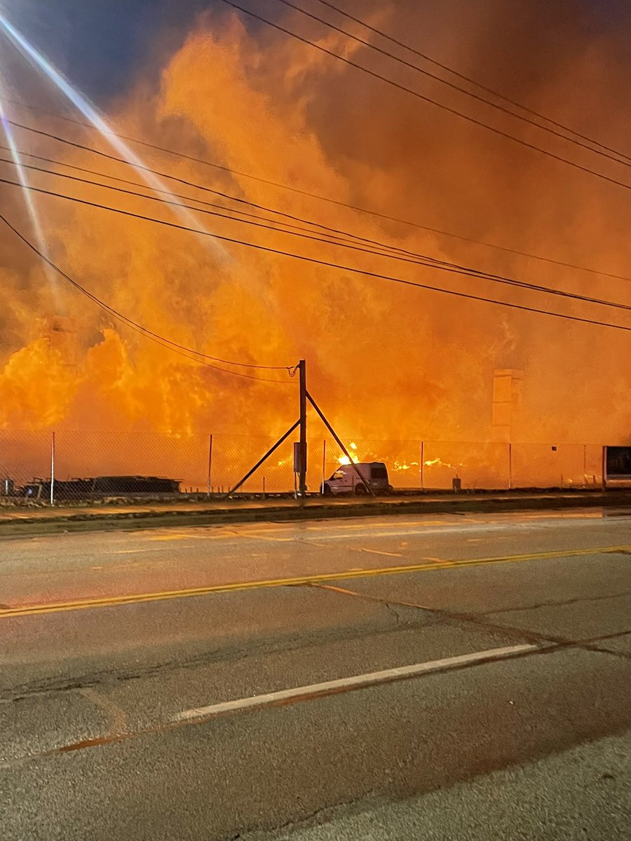 MikeHoldenNews's tweet photo. Neighbor told me 141 apartment units to be built here. @WEWS embers blowing sideways. No injuries per fire chief. https://t.co/PfiZXEcoTS