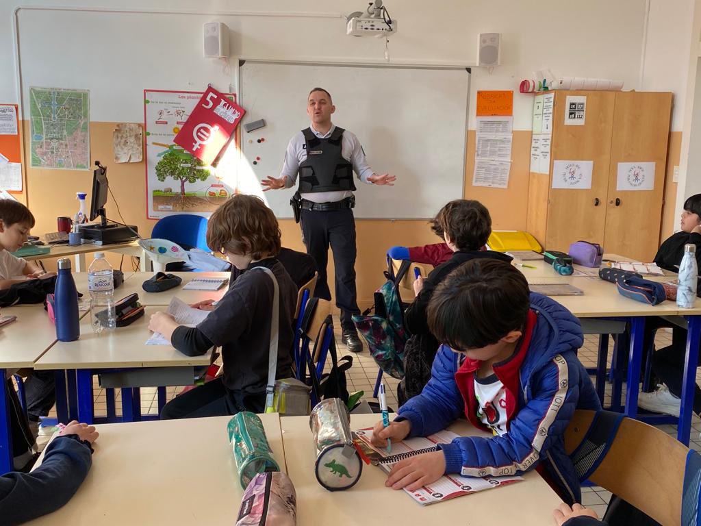fgl_paris's tweet photo. Esta semana en 5º EP hemos recibido la visita de la Préfecture de Police, que nos ha explicado los peligros la red. Ha sido de gran ayuda nuestro Proyecto E-Twinning #SOLOTÚPUEDESPROTEGERTE @AccEducativaExt #cefgl #cefglparis https://t.co/8mhveskL8o
