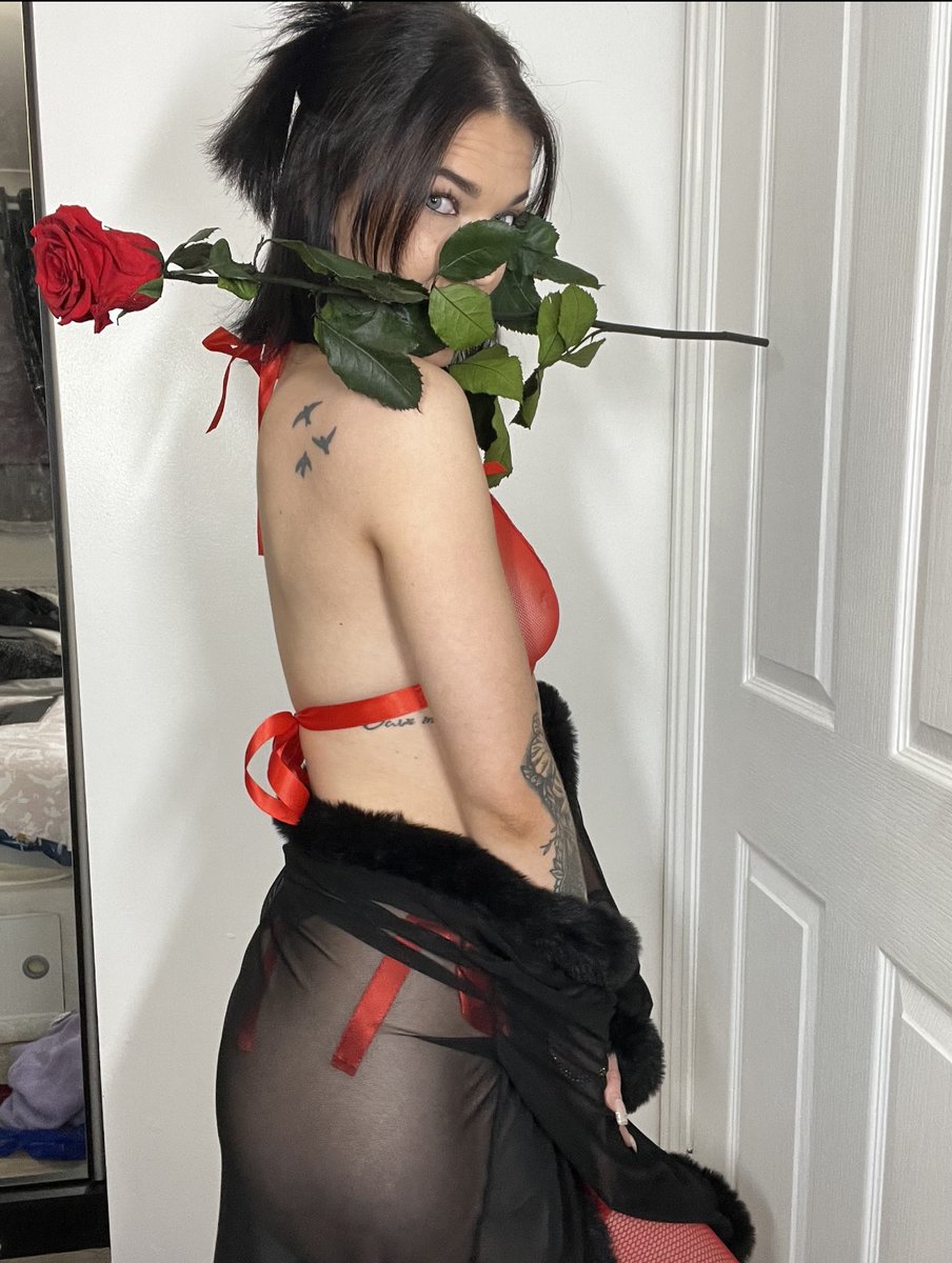 Skky16's tweet photo. Red roses 
#onlyfans #explorepage #sexy #onlyfriends #yum https://t.co/lF7xux8aCd