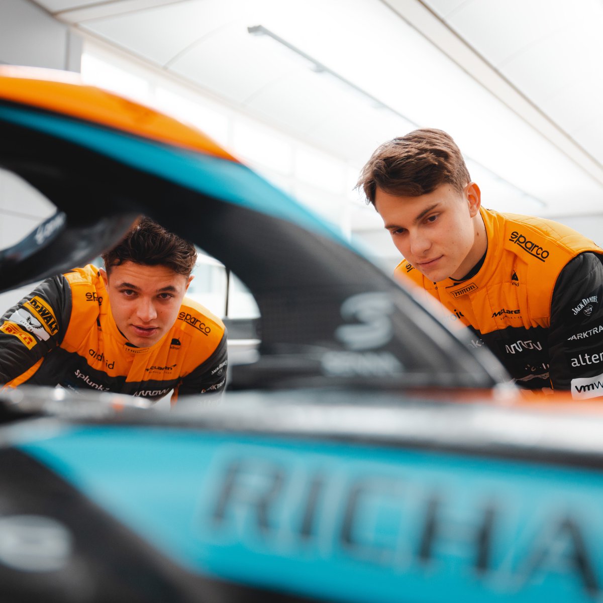 McLarenF1's tweet photo. Not long now, boys. ☺️⏳ https://t.co/Me7em8Friq