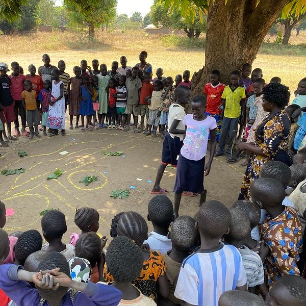 unicefssudan's tweet image. Empowered for better sanitation &amp;amp; hygiene! 

UNICEF &amp;amp; partners are conducting an interactive session with children &amp;amp; their families in #torit during a Community-Led Total Sanitation #CLTS training to steer social change &amp;amp; ensure safe and #sustainable #SSOT #sanitation @DutchMFA