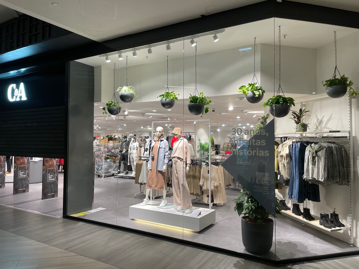 ¿Te gustaría un proyecto personalizado para traer la naturaleza a tu espacio? 😎🍃
En este caso, nos encargamos de dar al C&amp;A de Vigo un toque verde con planta natural para hacerlo más atractivo.