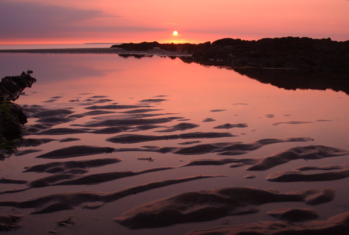 Community surf group and newly affiliated club, @Sauntonsurfsisters are calling on all women to join them for an all-female sunset paddle-out to mark International Women’s Day - Saunton Sands Beach on 8th March ❤️
 facebook.com/sauntonsurfsis…