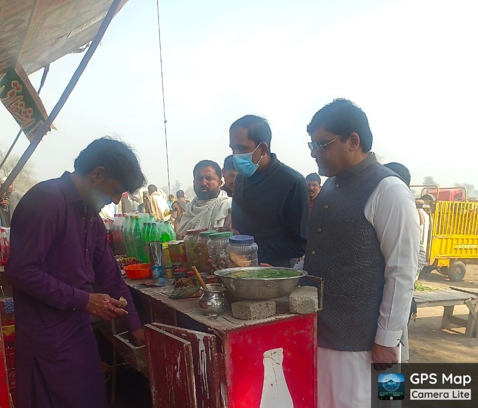 Pcmmdc's tweet image. چیف آپریٹنگ آفیسرملتان ڈویژن نے دنیا پور مویشی منڈی کا دورہ کیا۔ سی او او نے مویشی منڈی میں اوور چارجنگ کے حوالے سے بیوپاریوں اور شہریوں سے سوالات کیے ۔بیوپاریوں نے  اورچارجنگ نہ ہونے کے حوالے سے اطمینا ن کا اظہار کیا۔ 1/3 #lgcd #govtofpunjabpk