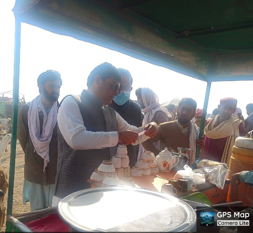 Pcmmdc's tweet image. چیف آپریٹنگ آفیسرملتان ڈویژن نے دنیا پور مویشی منڈی کا دورہ کیا۔ سی او او نے مویشی منڈی میں اوور چارجنگ کے حوالے سے بیوپاریوں اور شہریوں سے سوالات کیے ۔بیوپاریوں نے  اورچارجنگ نہ ہونے کے حوالے سے اطمینا ن کا اظہار کیا۔ 1/3 #lgcd #govtofpunjabpk