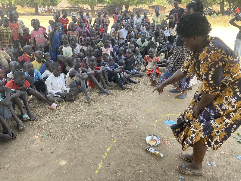 unicefssudan's tweet image. Empowered for better sanitation &amp;amp; hygiene! 

UNICEF &amp;amp; partners are conducting an interactive session with children &amp;amp; their families in #torit during a Community-Led Total Sanitation #CLTS training to steer social change &amp;amp; ensure safe and #sustainable #SSOT #sanitation @DutchMFA