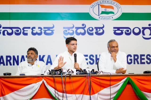 SachinPilot's tweet photo. कर्नाटक प्रदेश कांग्रेस मुख्यालय, बेंगलुरु में प्रेस वार्ता को सम्बोधित किया।
हमारी मांग है कि अडानी समूह से जुड़े घोटाले की JPC बनाकर जांच की जाए, परंतु केंद्र सरकार इस विषय पर चर्चा करने से भाग रही है, जो अपने आप में कई सवाल खड़े करता है। https://t.co/9K3DcVyP1V