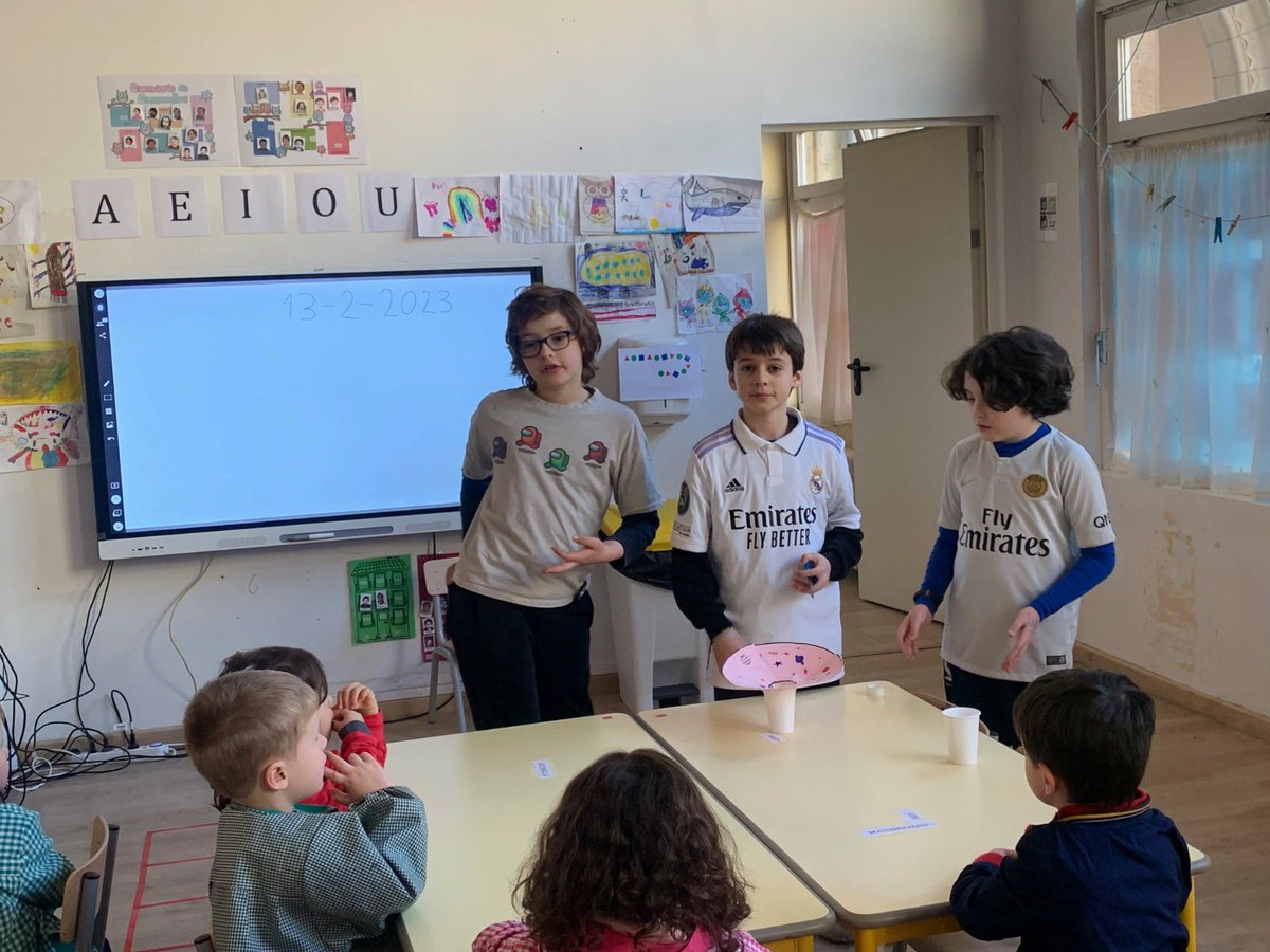 fgl_paris's tweet photo. Los alumnos de 5º P han venido a EI4 a contarnos  su investigación sobre agujeros negros del espacio. Con un experimento que entendimos muy bien. ¡Qué interesante!
#cefgl #cefglparis @AccEducativaExt https://t.co/UJER5AJrtc