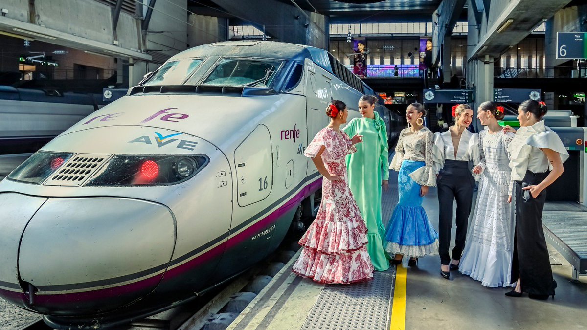 simofsevilla's tweet photo. 👀 No te pierdas estas fotos de nuestras modelos vestidas de flamenca en la Sala Executive de un tren AVE de @renfe, transporte oficial de #SIMOF23. ✨🚅 https://t.co/py9HKANRSe