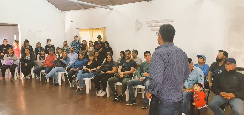CaparrozM's tweet photo. #TrabajandoEnEquipo
En la tarde de ayer nos reunimos en seccional Cutral Có con parte de mi equipo de trabajo para fortalecer los lineamientos de cara a las próximas elecciones a gobernador.También nos acompaño el candidato a diputado por la zona @JuanSepulvedaOK
#SomosMPN
#16A https://t.co/S1rEVAHkIQ